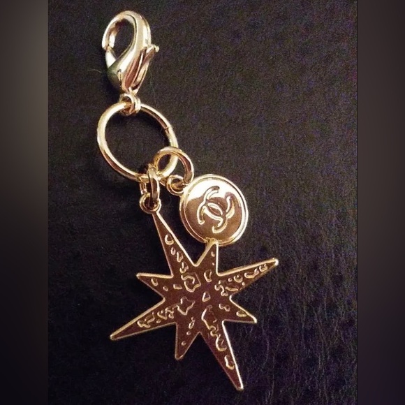 New CHANEL Limited Edition Double Star Charm and Round CC with Clasp - Picture 6 of 11